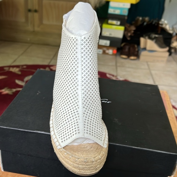 Kennth Cole New York Olivia Perforated Espadrille Wedge in White Sz 8 New - Picture 3 of 13